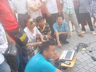 Illustration for article titled Rich Chinese Man Shows Off At Train Station with Video Games